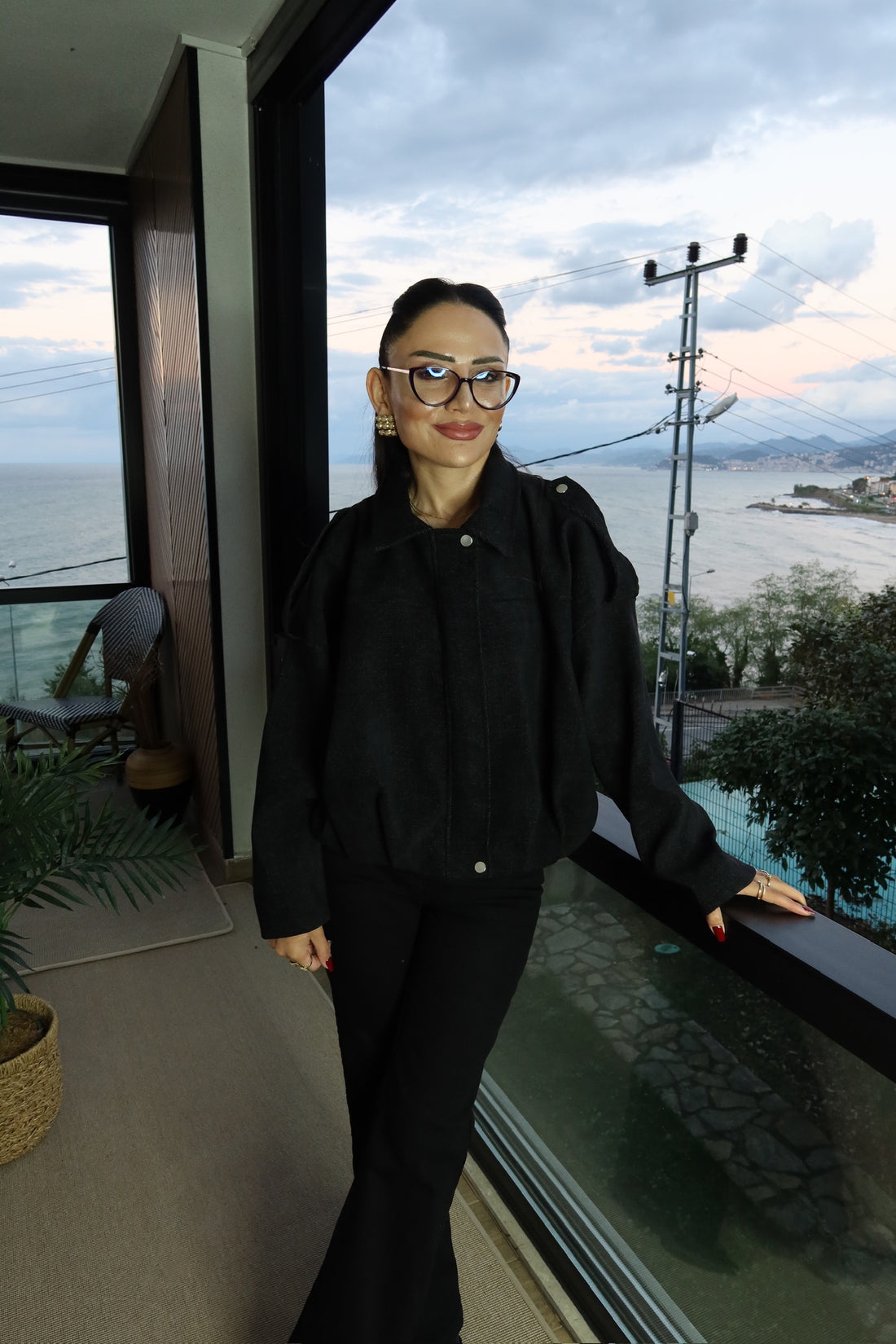 Siyah Omuz Detaylı Ceket