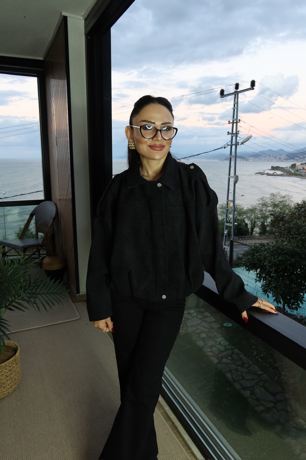 Siyah Omuz Detaylı Ceket