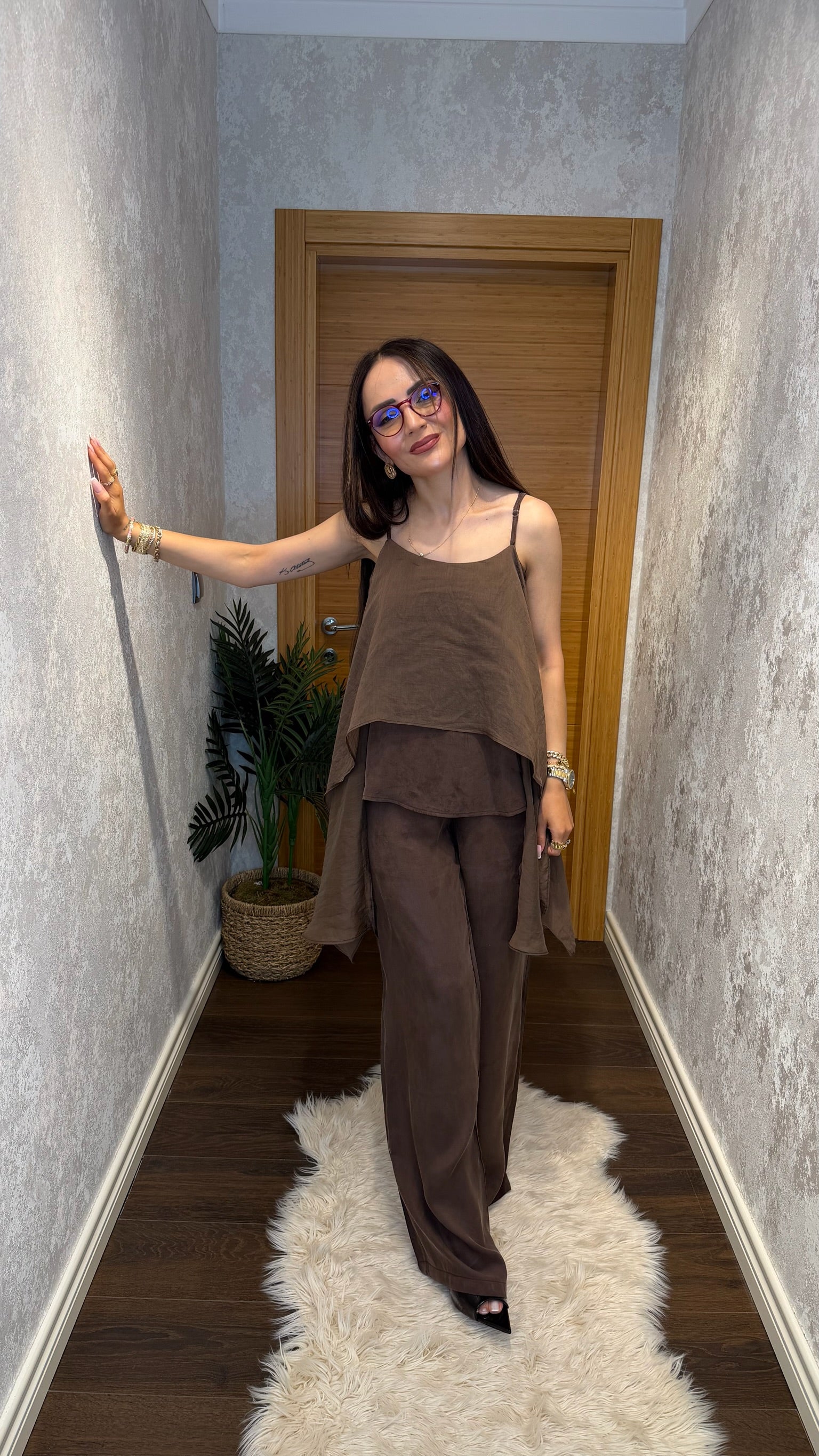 Asimetrik Kat Detaylı Takım – Siyah & Kahve
