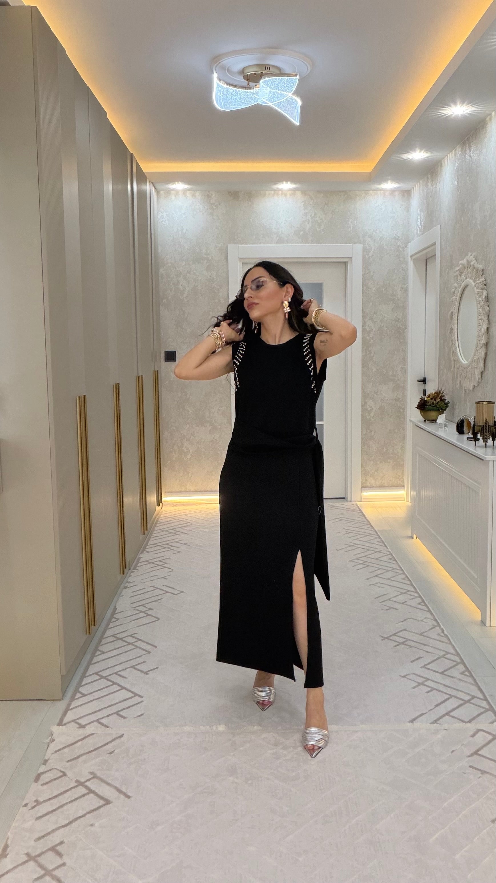 Taş Detaylı Yırtmaçlı Elbise