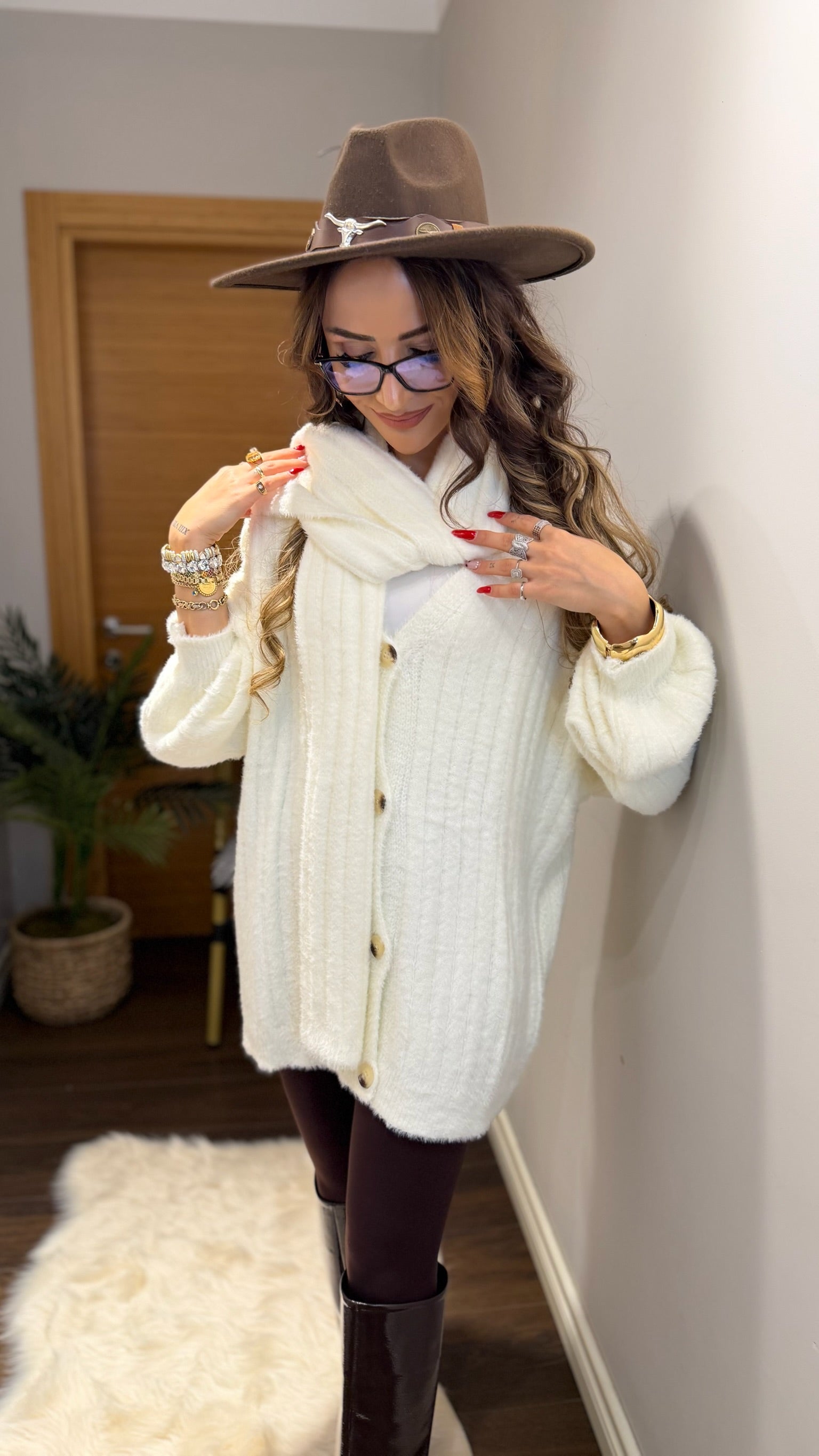 Atkı Hediyeli Yumuşak Dokulu Triko Hırka