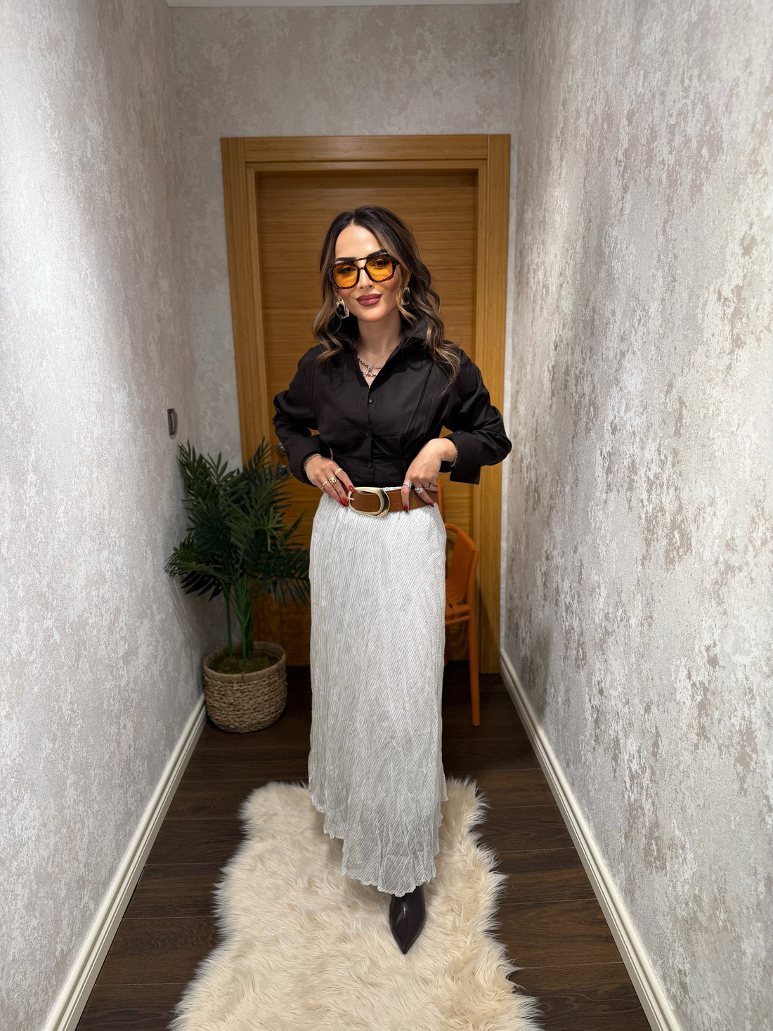 Sisu Kemer Detaylı Krem Piliseli Etek – Zarif Midi Boy Etek