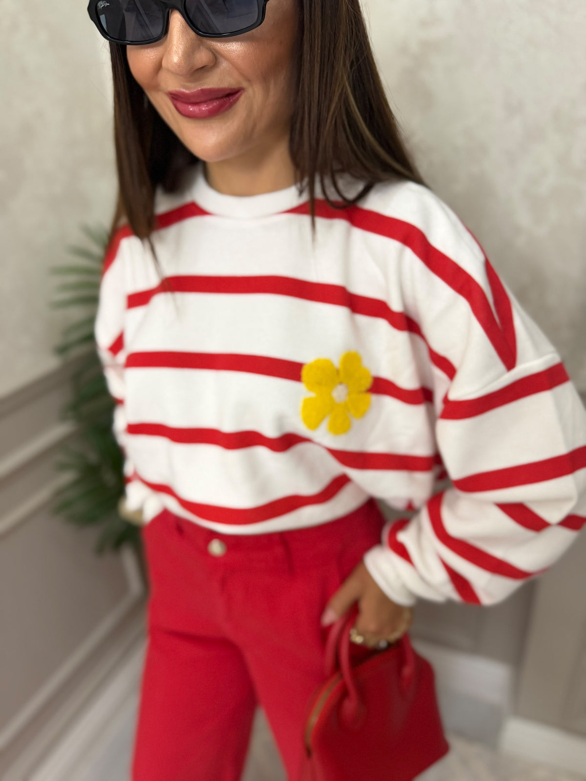 Çiçek Aplikeli Kırmızı Çizgili Sweatshirt