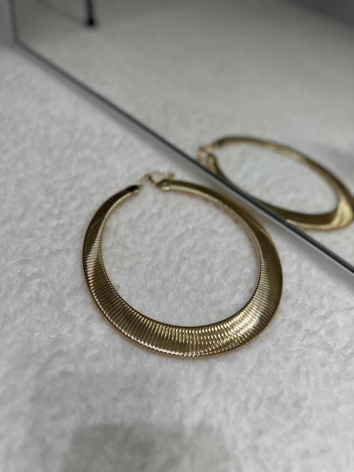 Yassı Dokulu Altın Renk Halka Kolye