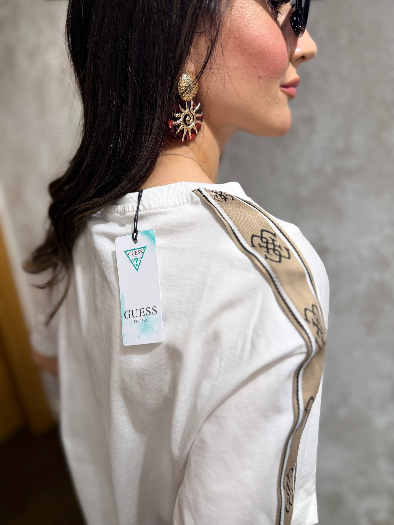 Guess Marka Muadili Desen Detaylı Tişört