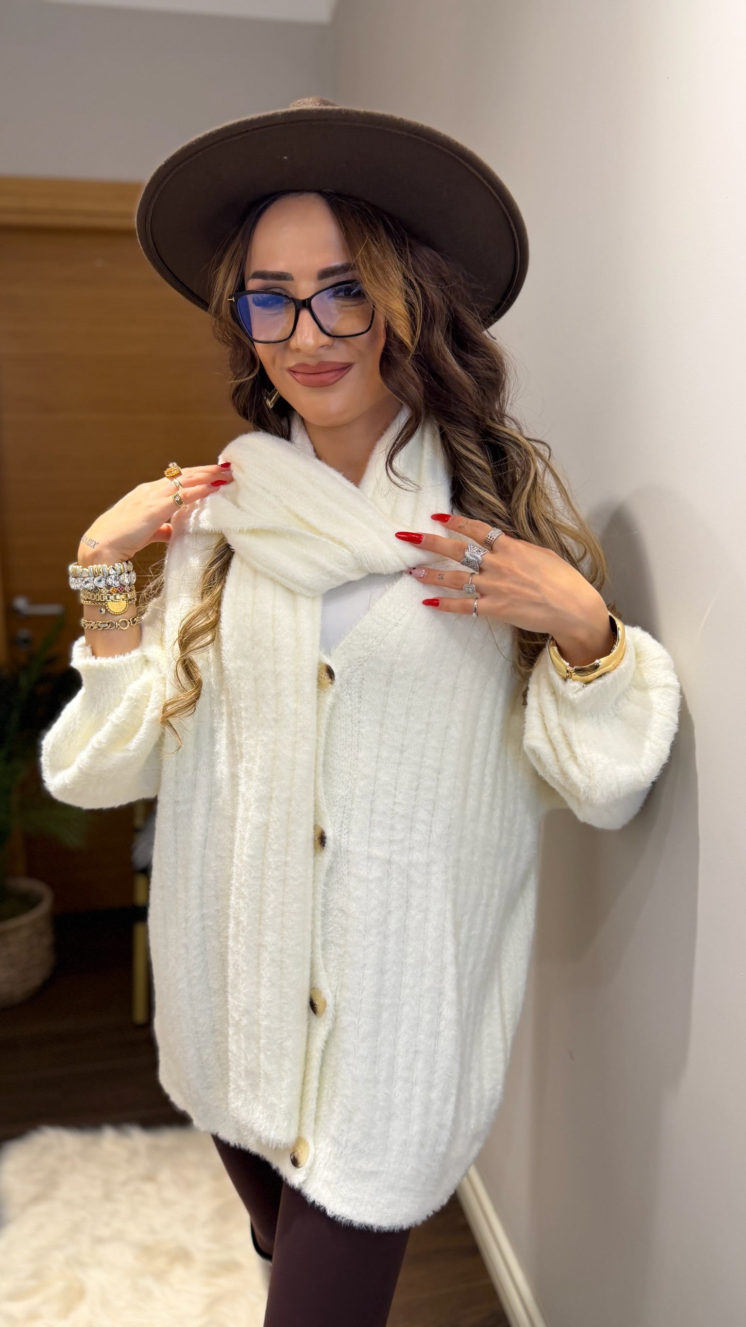 Atkı Hediyeli Yumuşak Dokulu Triko Hırka