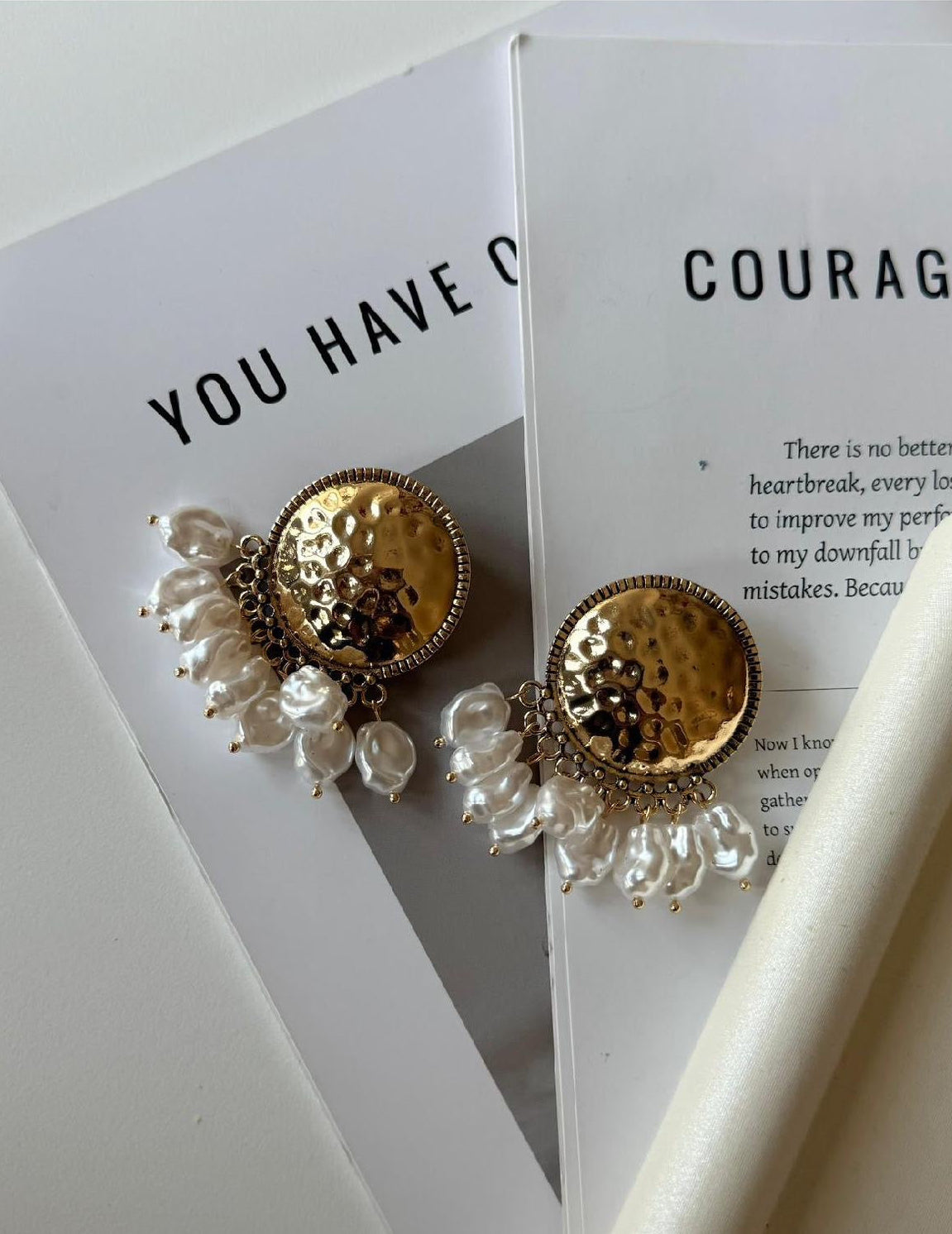 İnci Detaylı Dövme Yuvarlak Altın Renk Küpe