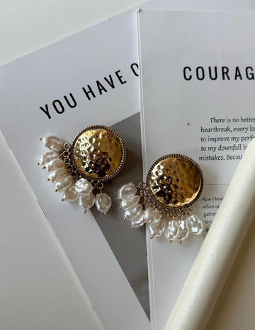 İnci Detaylı Dövme Yuvarlak Altın Renk Küpe