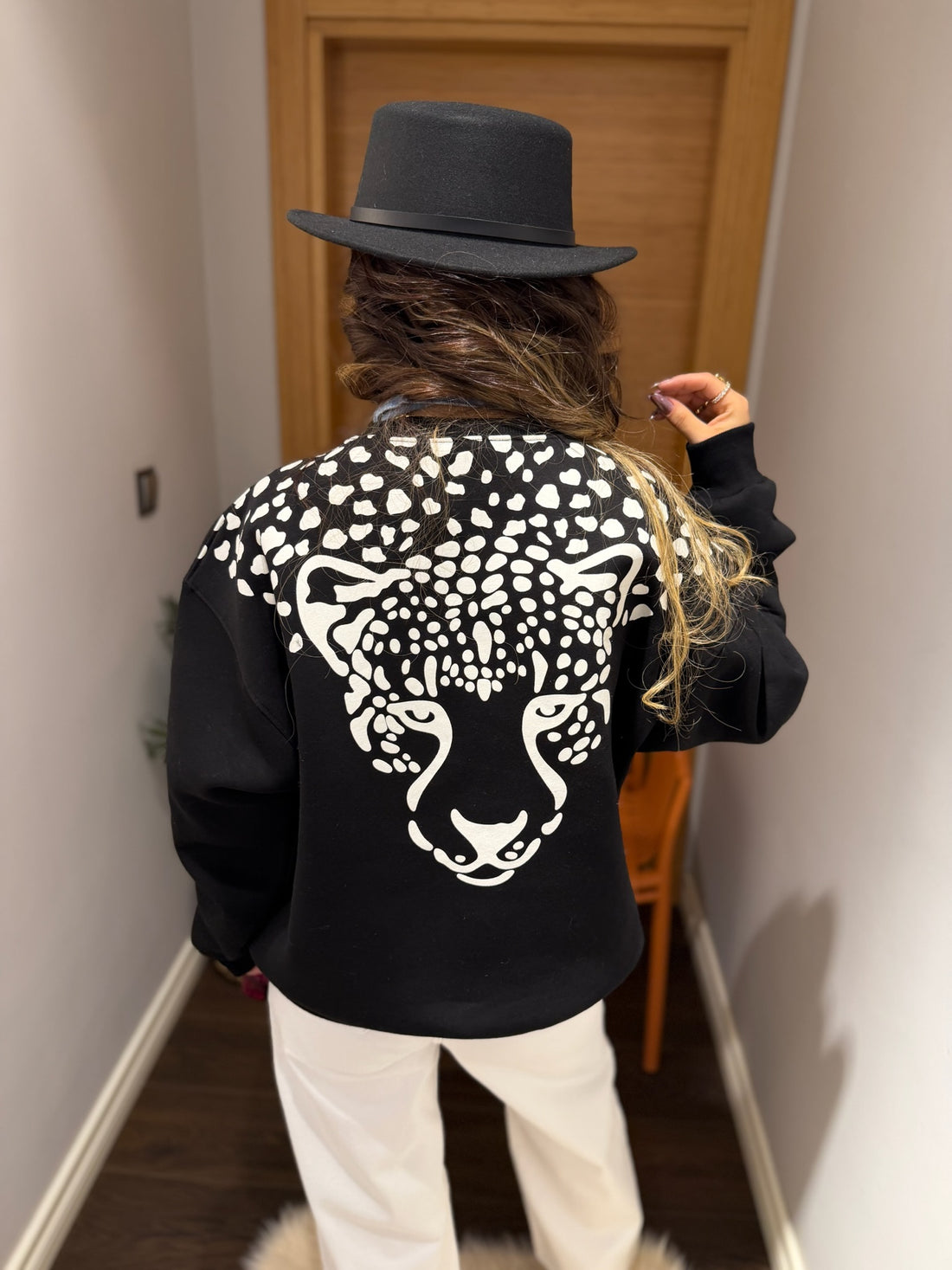 Leopar Baskılı Fular Detaylı Sweatshirt