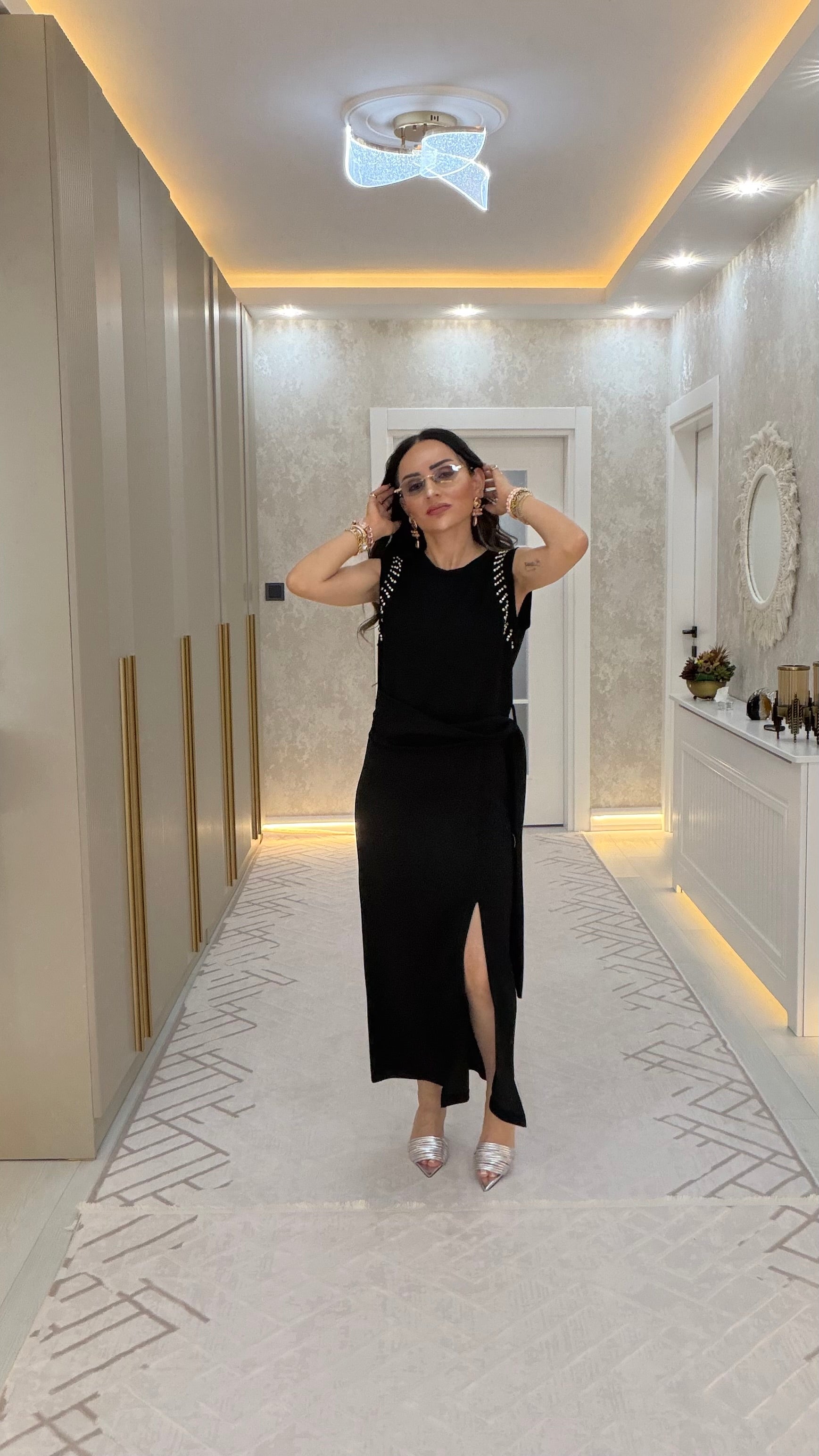 Taş Detaylı Yırtmaçlı Elbise