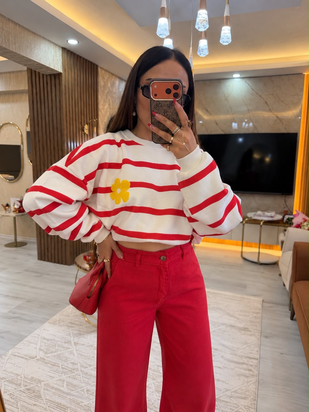 Çiçek Aplikeli Kırmızı Çizgili Sweatshirt