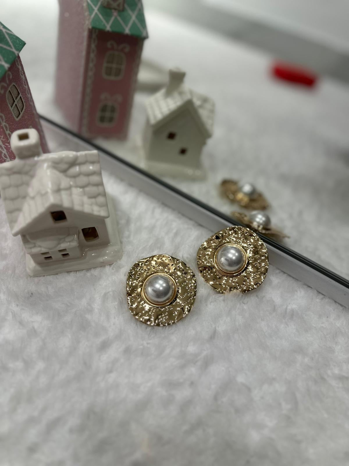 İnci Detaylı Dokulu Yuvarlak Altın Renk Küpe