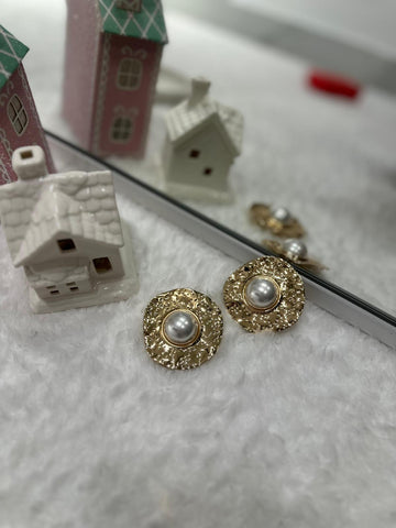 İnci Detaylı Dokulu Yuvarlak Altın Renk Küpe