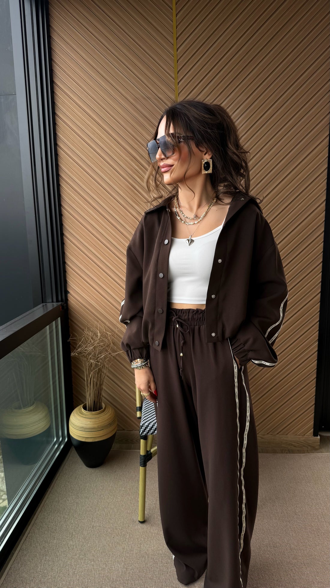 Sisu Şerit Detaylı Kahverengi Takım – Ceket & Bol Paça Pantolon