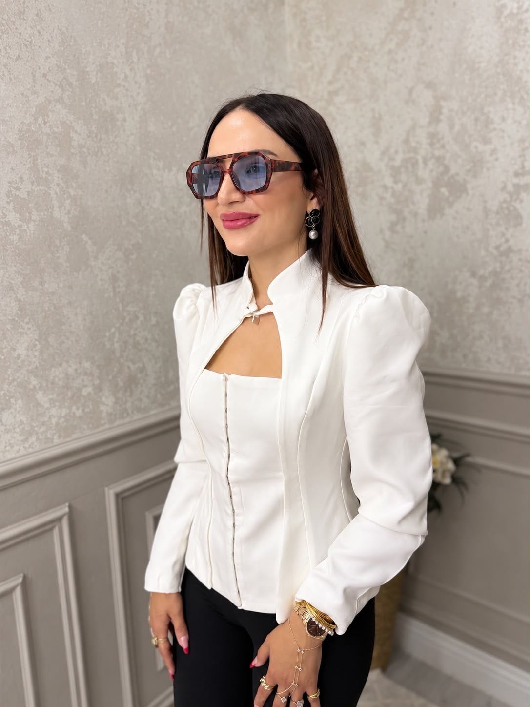 Dik Yaka Korse Detaylı Beyaz Bluz