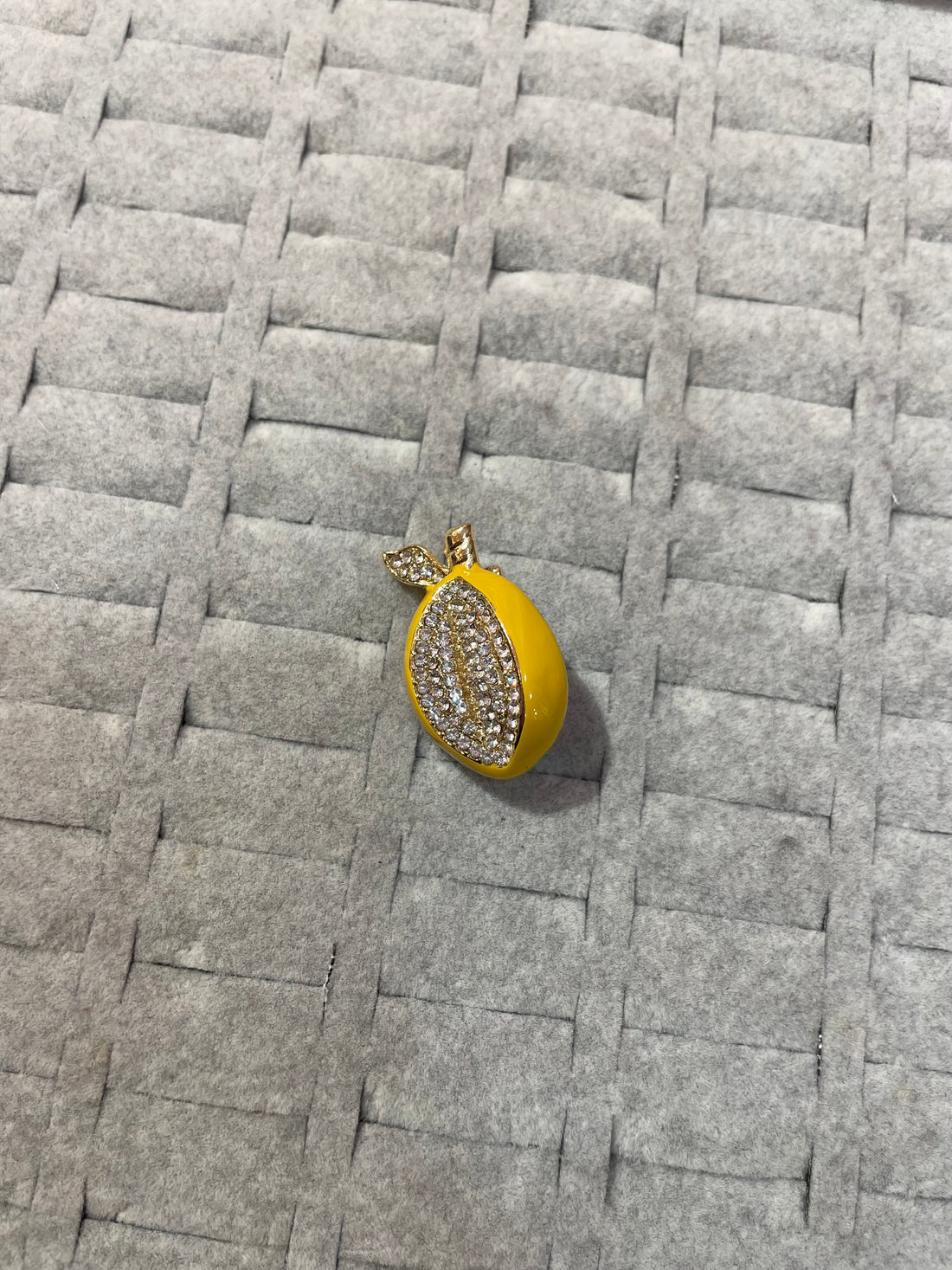 Meyve Figürlü Şık Broş