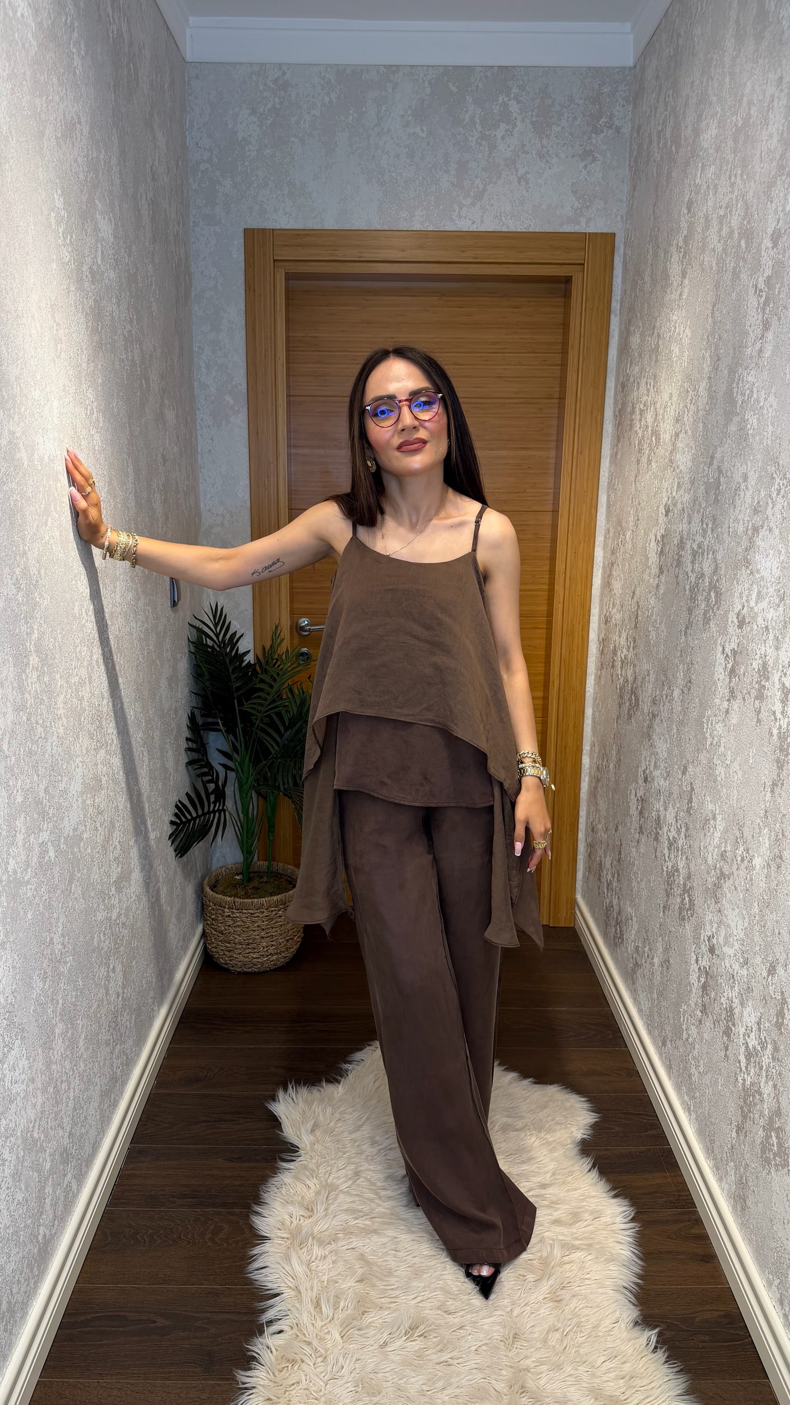 Asimetrik Kat Detaylı Takım – Siyah & Kahve