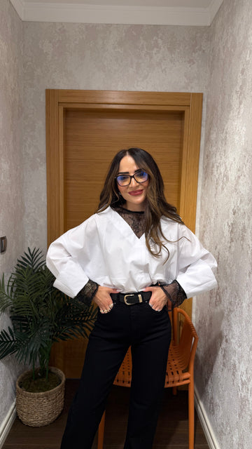 Dantel Detaylı Beyaz Bluz