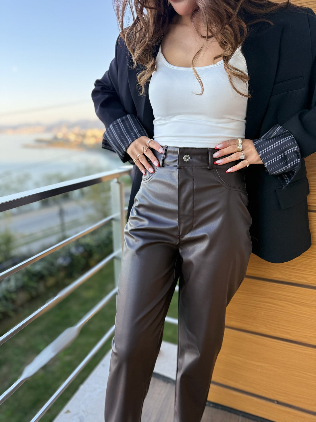 Yüksek Bel Deri Görünümlü Modern Kesim Pantolon