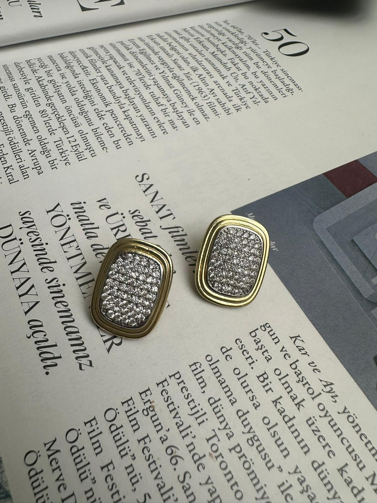 Taşlı Dikdörtgen Form Altın Renk Küpe