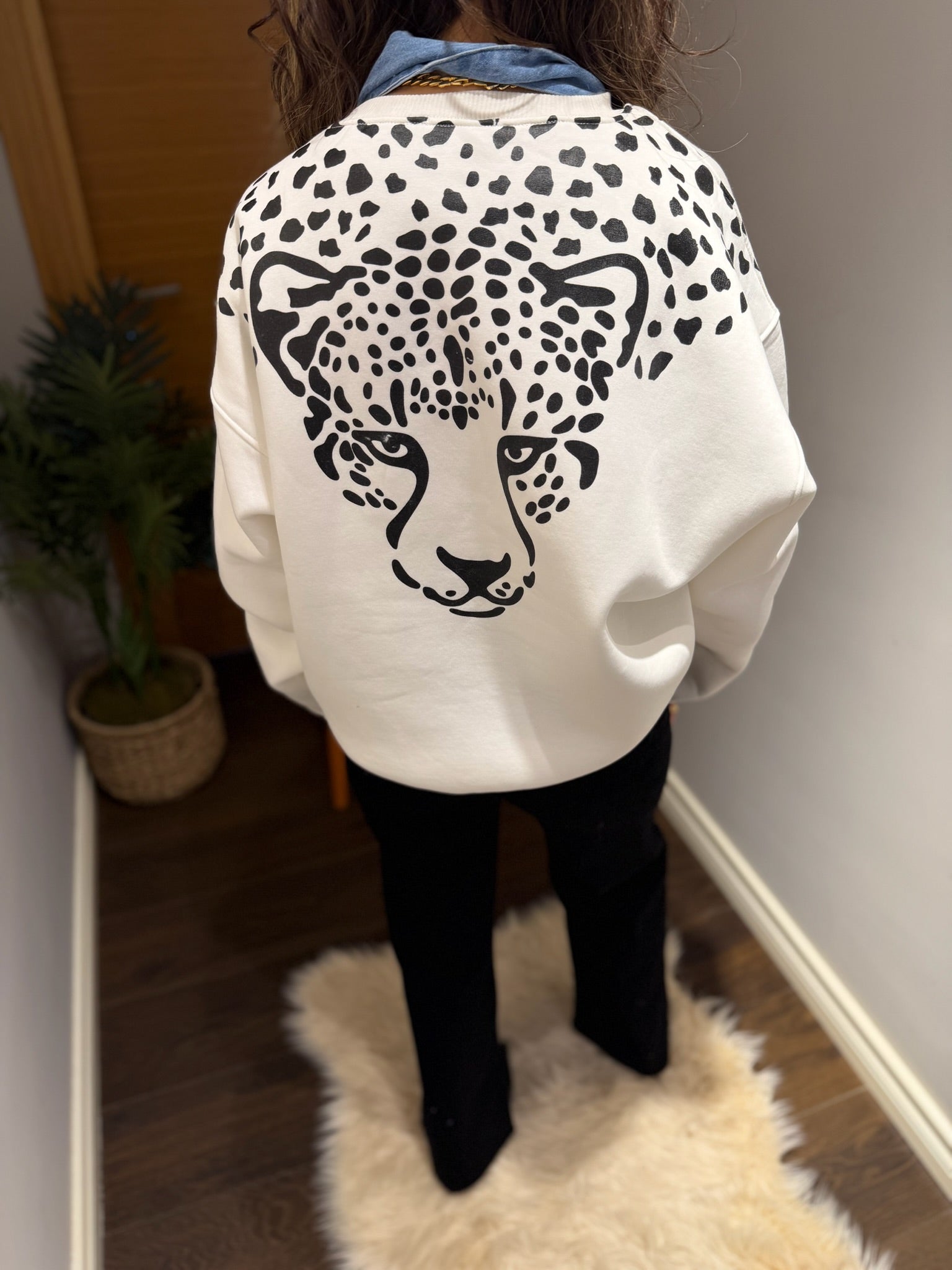 Leopar Baskılı Fular Detaylı Sweatshirt