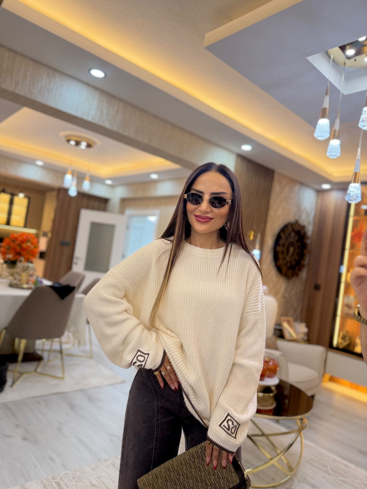 Krem Rengi Manşet Armalı Oversize Triko Kazak 