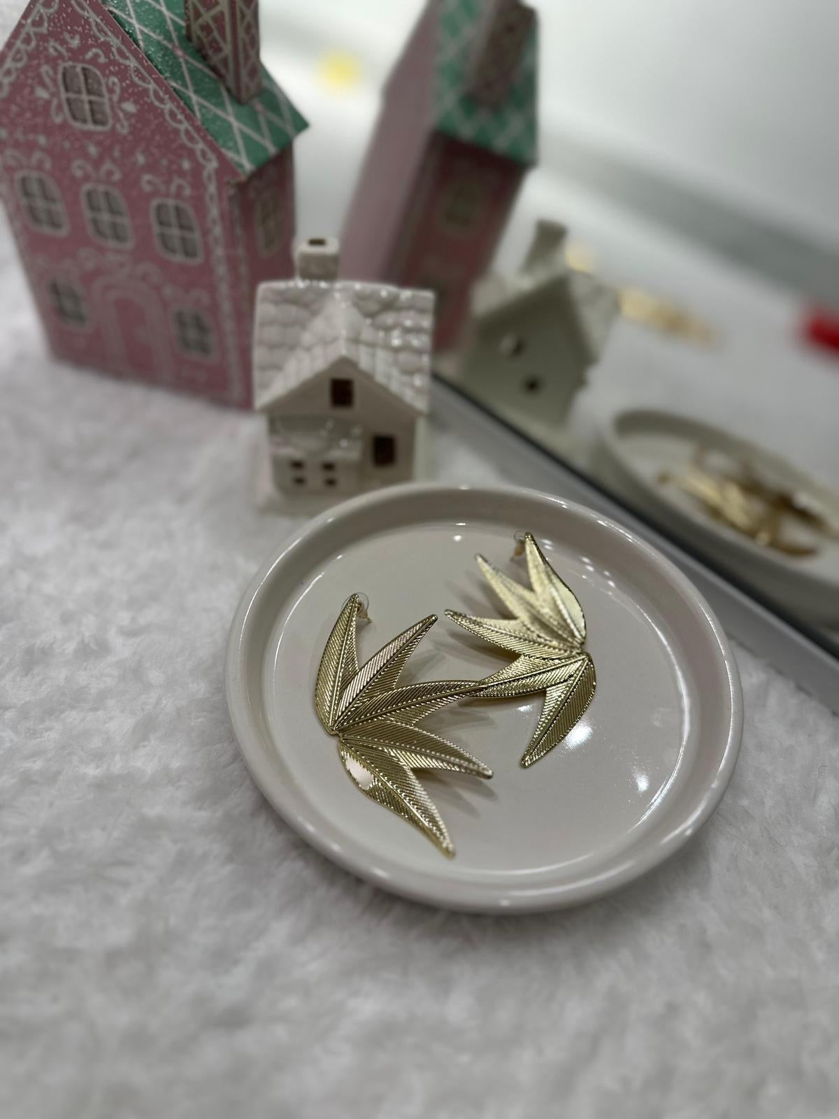 Sivri Yaprak Form Altın Renk Küpe