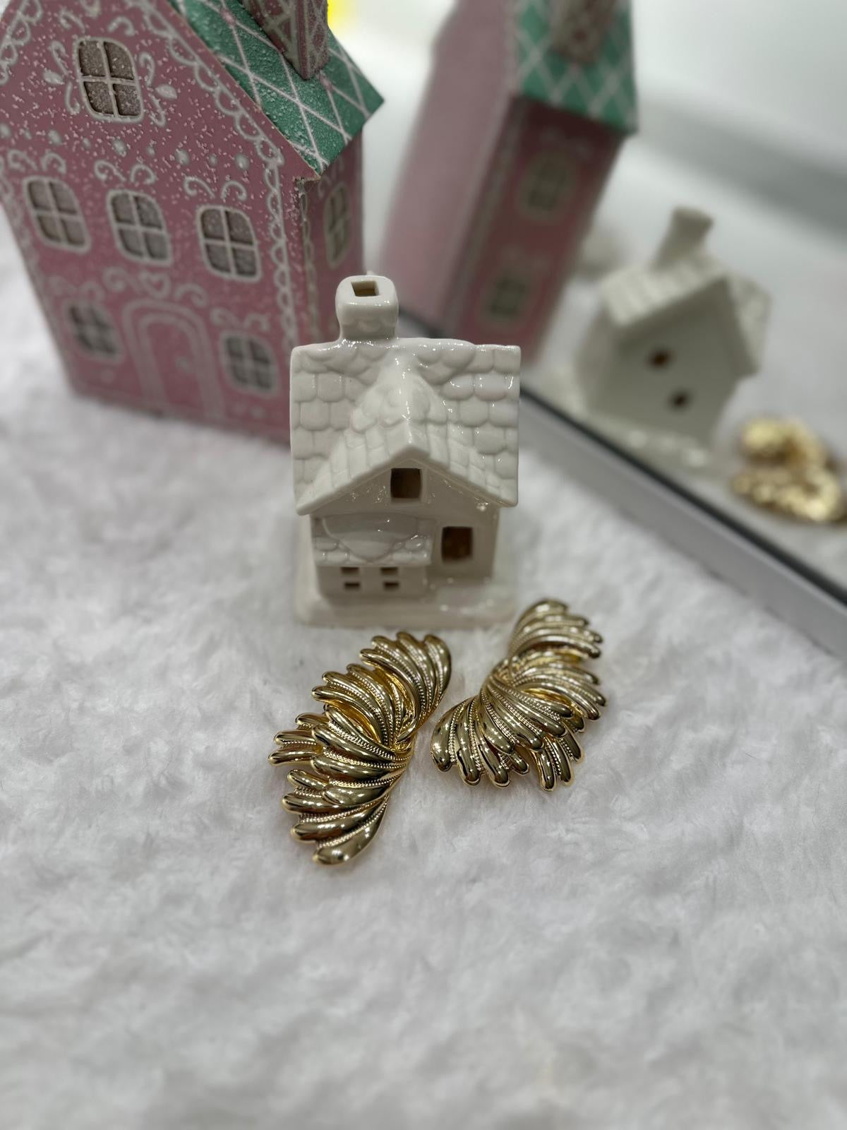 Yaprak Formlu Altın Renk Küpe