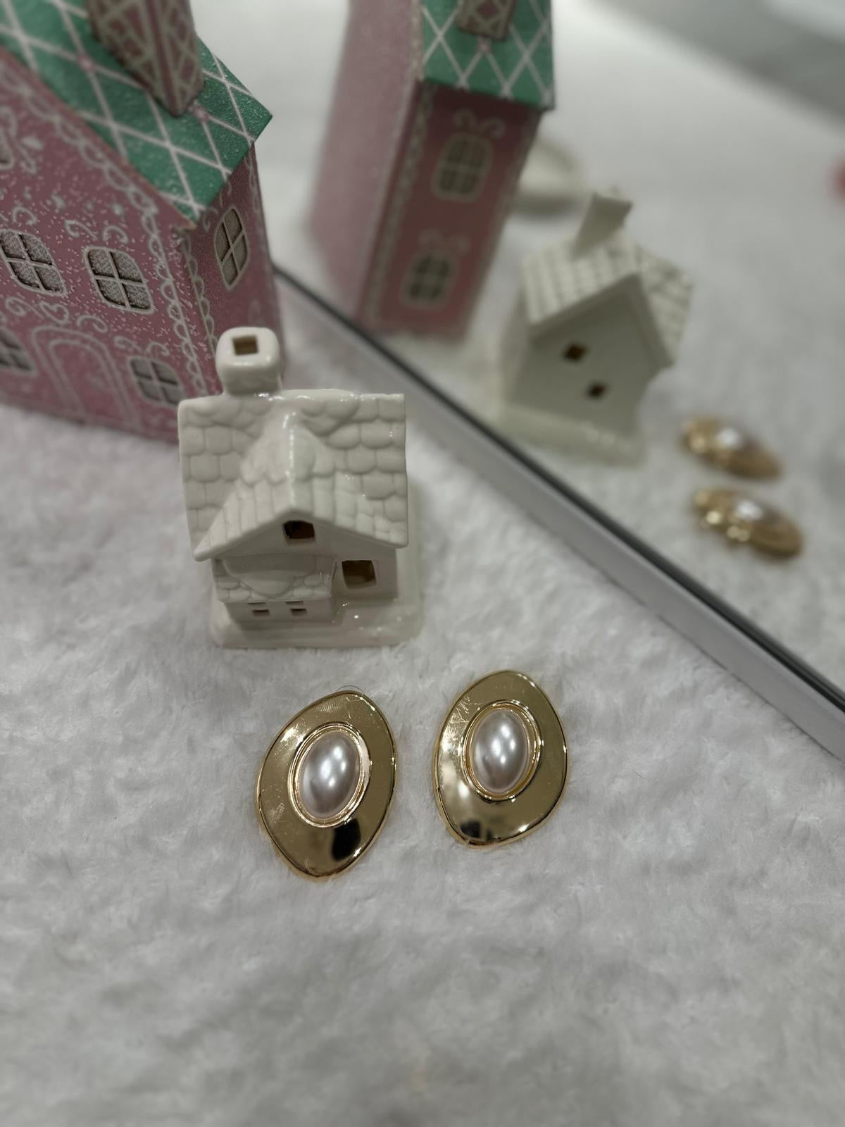 Oval İnci Detaylı Altın Renk Küpe