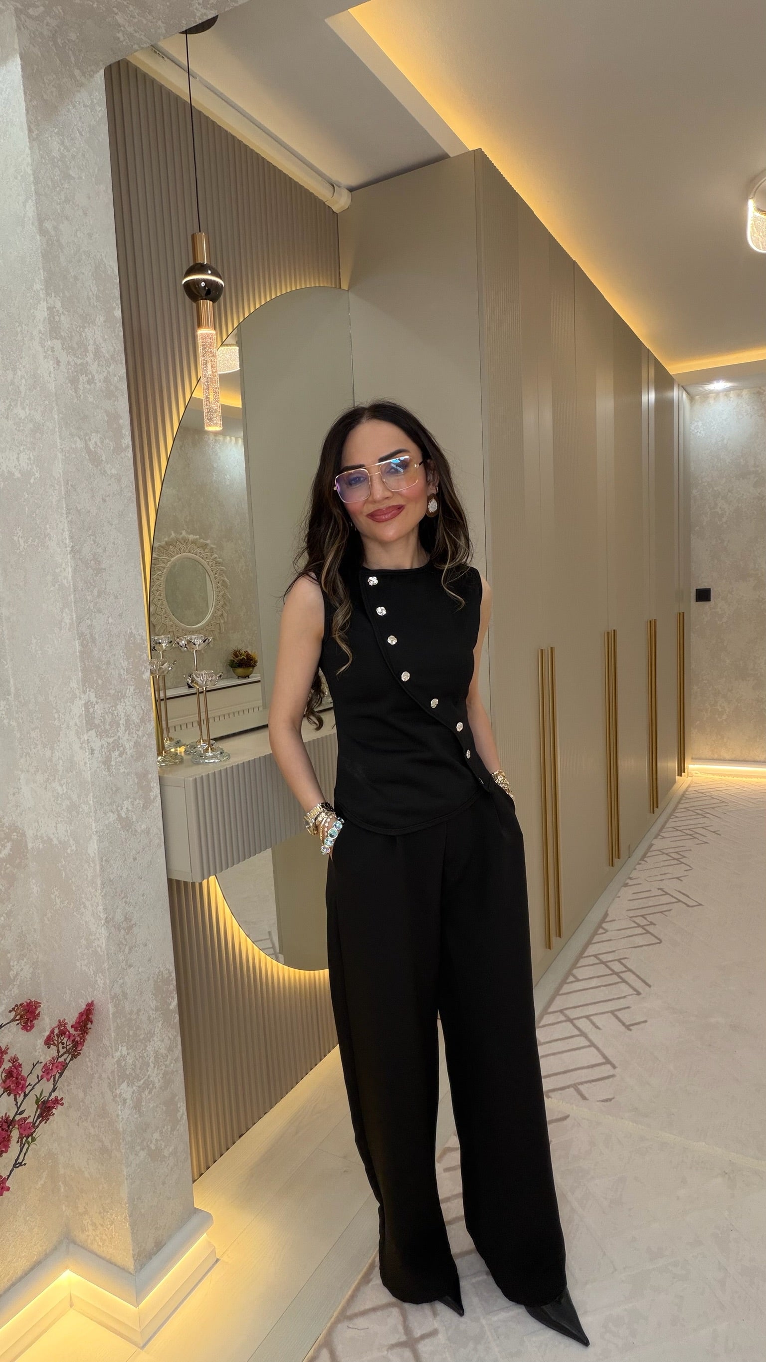 Taş Düğme Detaylı Siyah Bluz