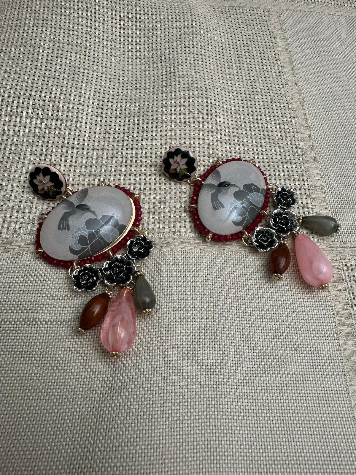 Figür Detaylı Taşlı Sarkıt Küpe