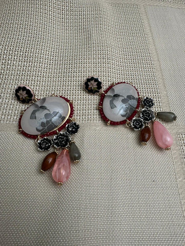 Figür Detaylı Taşlı Sarkıt Küpe