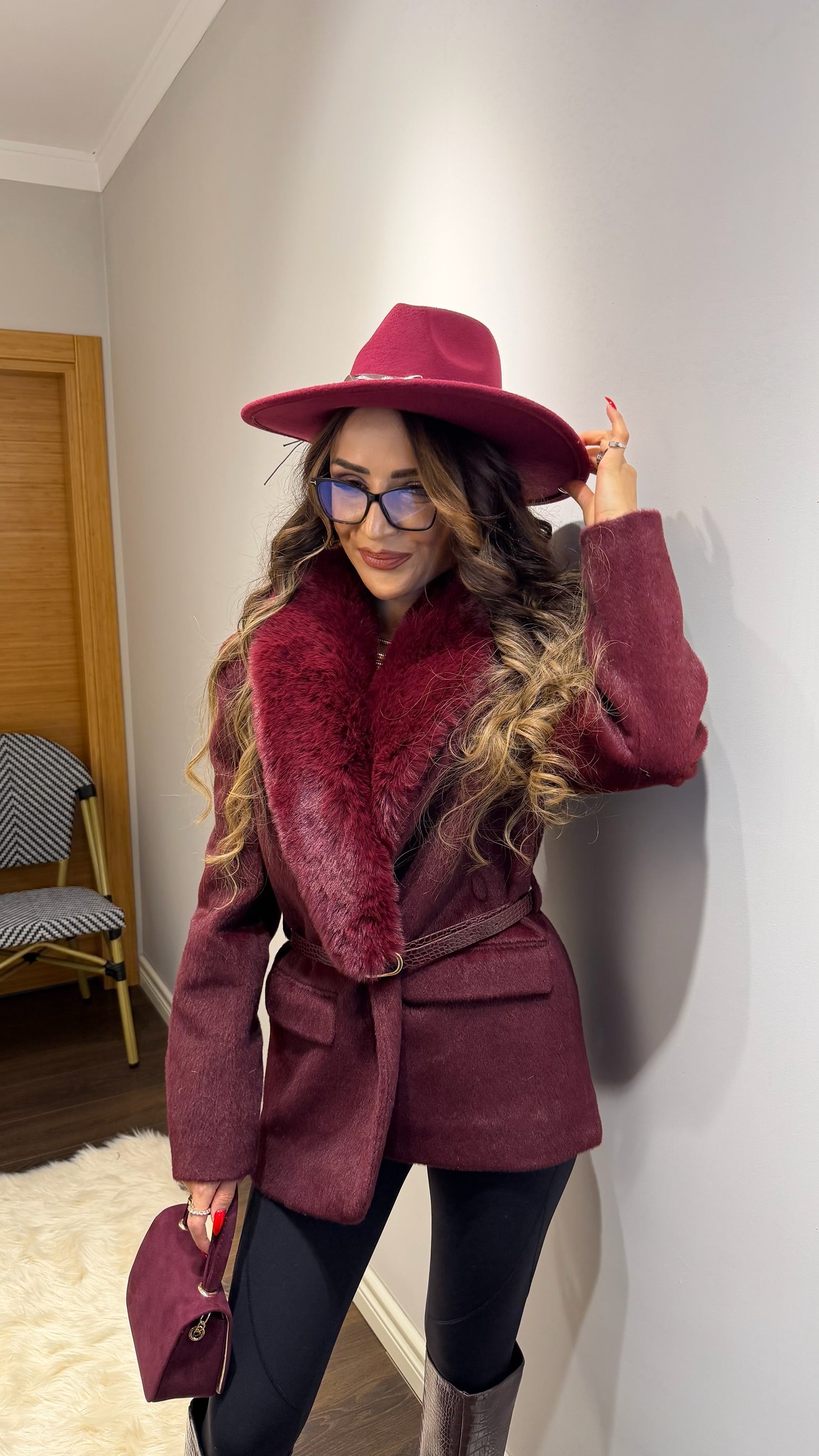 Kürklü Yaka Kemerli Kaşe Kaban – Bordo