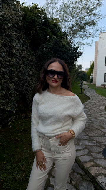 Yumuşak Dokulu Kayık Yaka Ekru Örgü Kazak